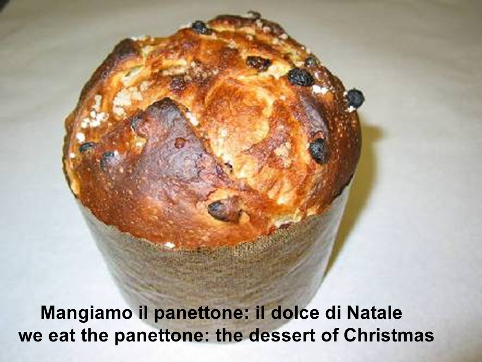 Mangiamo il panettone: il dolce di Natale we eat the panettone: the dessert of Christmas