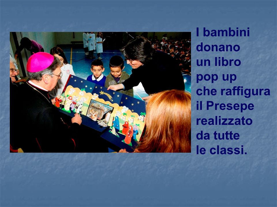 I bambini donano un libro pop up che raffigura il Presepe realizzato da tutte le classi.