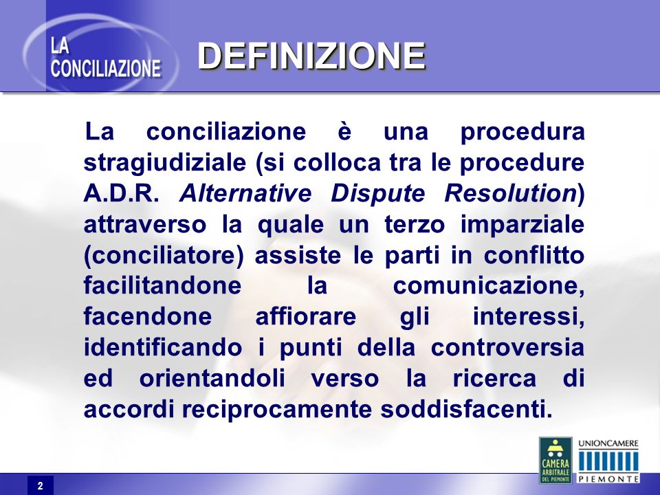 2 DEFINIZIONEDEFINIZIONE La conciliazione è una procedura stragiudiziale (si colloca tra le procedure A.D.R.