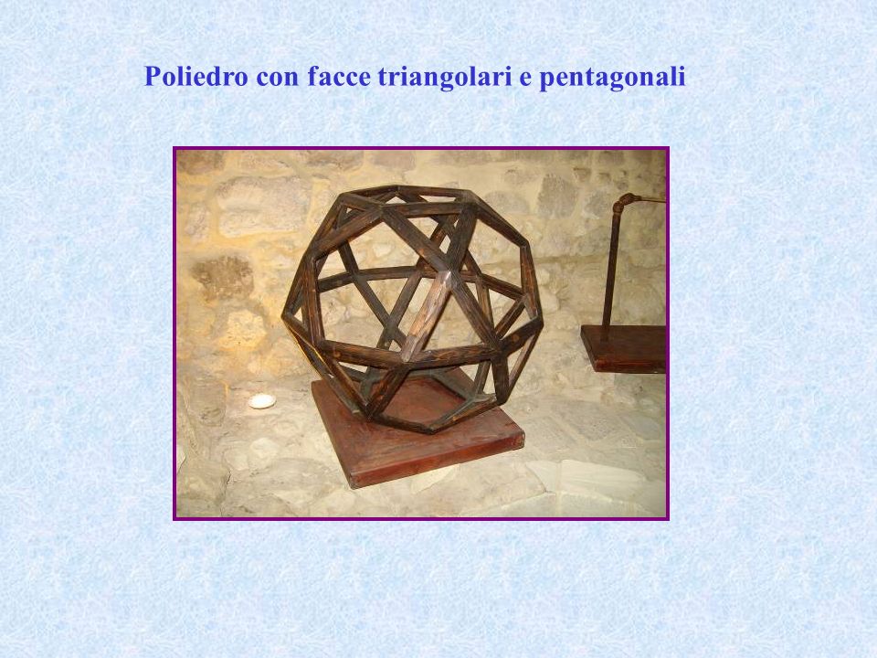 Poliedro con facce triangolari e pentagonali