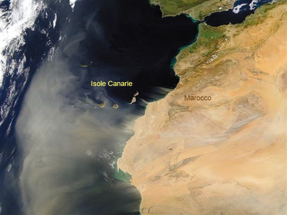 A sud della Penisola Iberica una tempesta di sabbia lascia lAfrica del nord verso le isole Canarie.