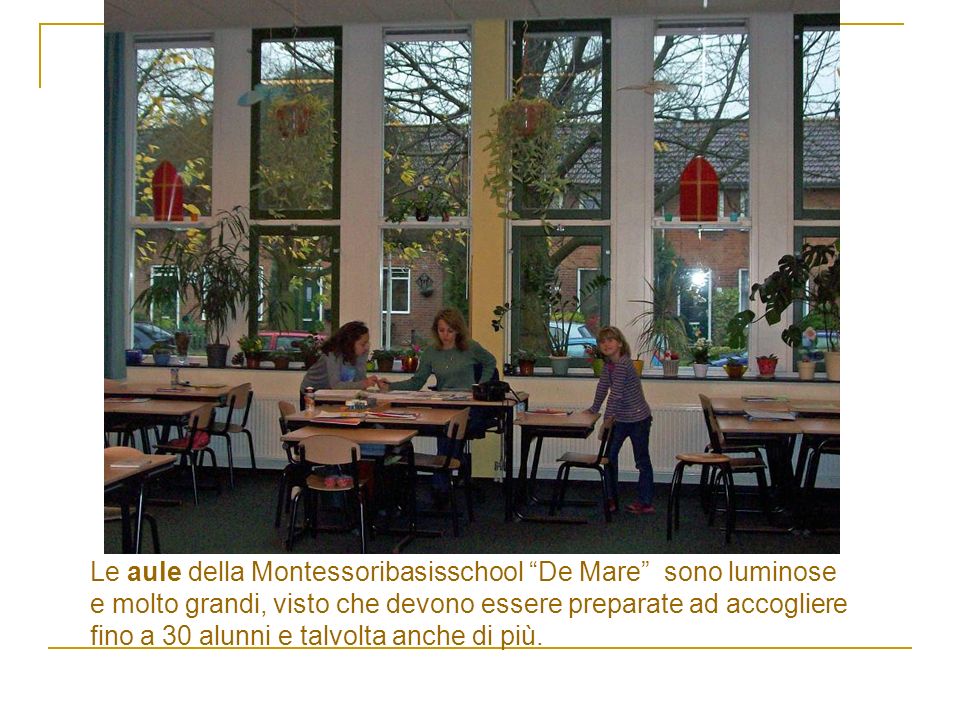 Le aule della Montessoribasisschool De Mare sono luminose e molto grandi, visto che devono essere preparate ad accogliere fino a 30 alunni e talvolta anche di più.