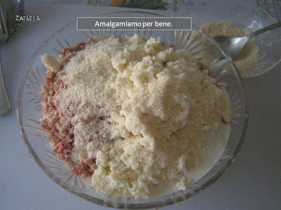 ora aggiungiamo al composto di carni anche la mozzarella e due generose cucchiaiate di parmigiano o grana padano grattugiato.