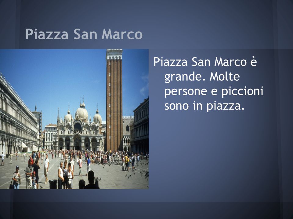 Piazza San Marco Piazza San Marco è grande. Molte persone e piccioni sono in piazza.